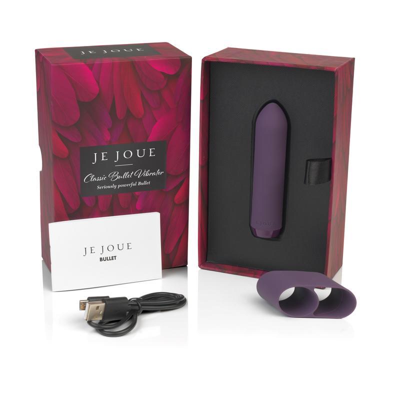 Este vibrador clássico macio e sedoso no estilo bullet da marca Je Joue tem uma ponta macia de silicone para estimulação pontual, seja no clitóris ou em outras partes. Acompanha suporte para os dedos e é a prova d'água, o que intensifica e expande as possíveis aventuras. Recarregável USB. 5 velocidades e 7 vibrações. 